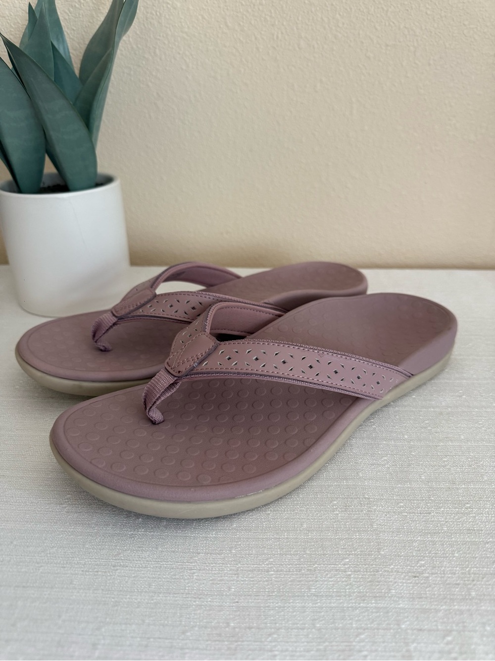 New Vionic Women’s Comfortable Mauve Thong Orthotic Sandals